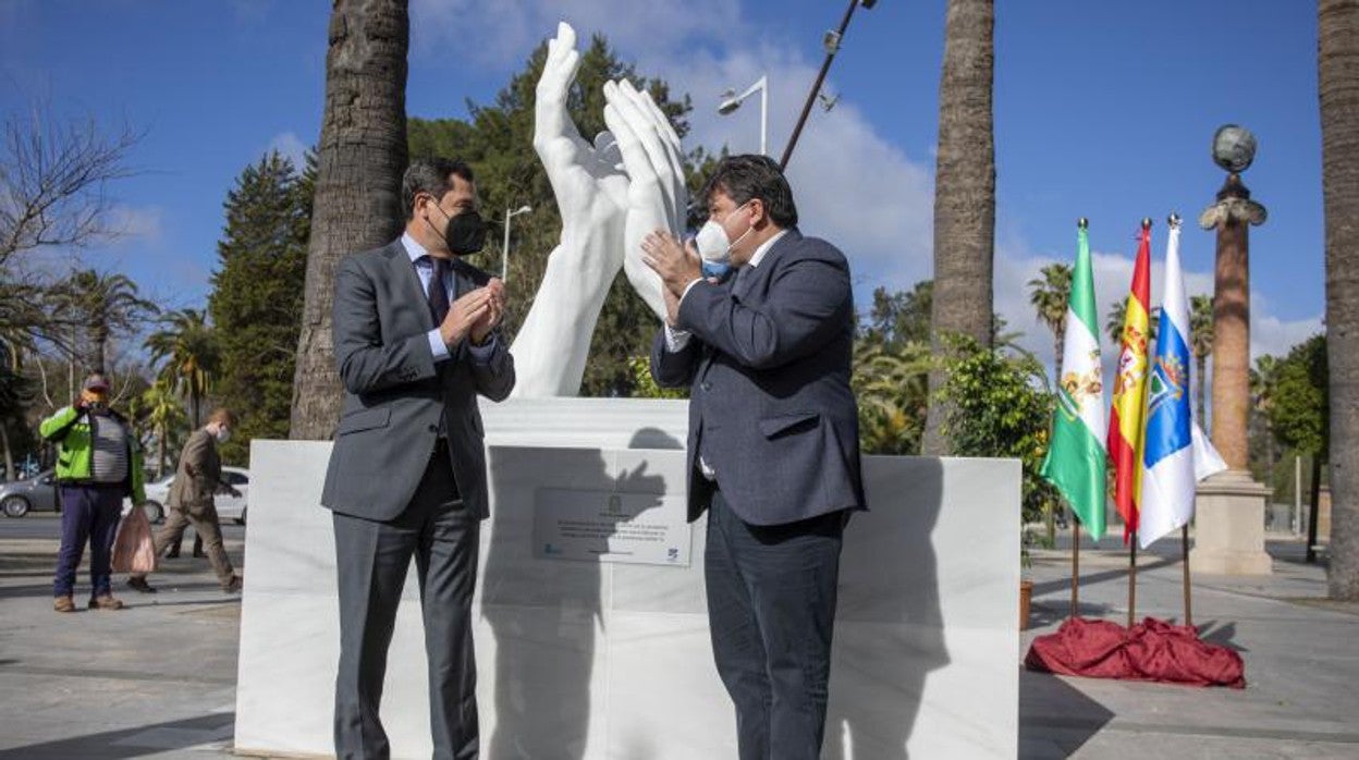 Juanma Moreno y el alcalde de Huelva, Gabriel Cruz, en la inauguración del monumento a la lucha de los sanitarios contra el Covid