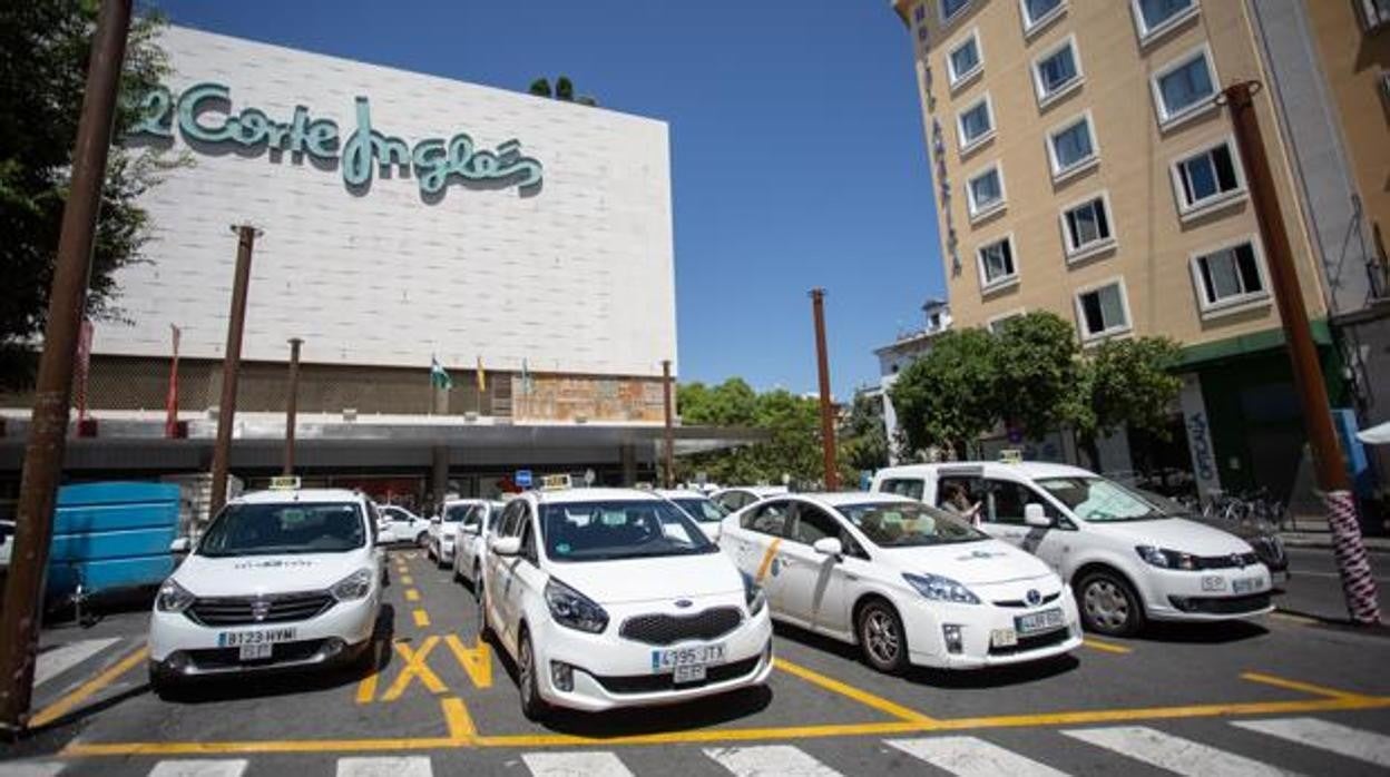 Taxis aparcados en la parada de la plaza del Duque de Sevilla