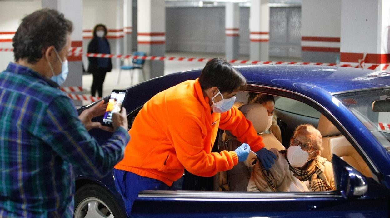 Personal del SAS le administra una dosis a una mujer, en el Castilla del Pino