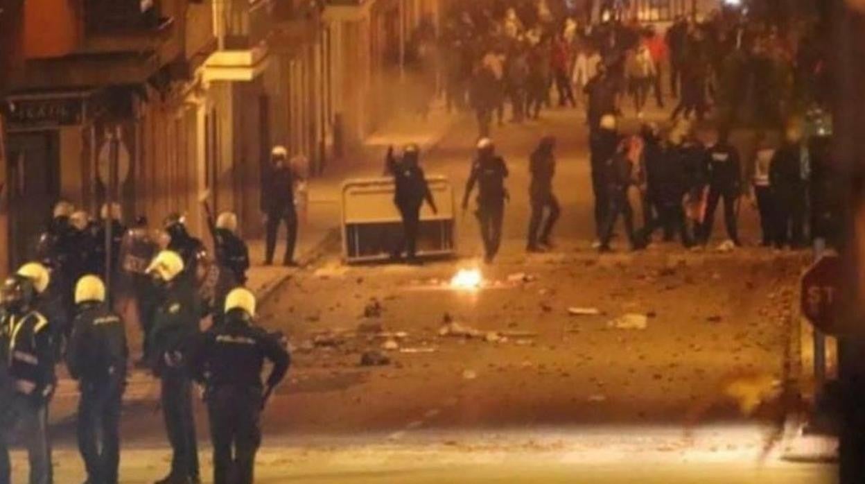 Agentes de la Policía Nacional y manifestantes durante los disturbios