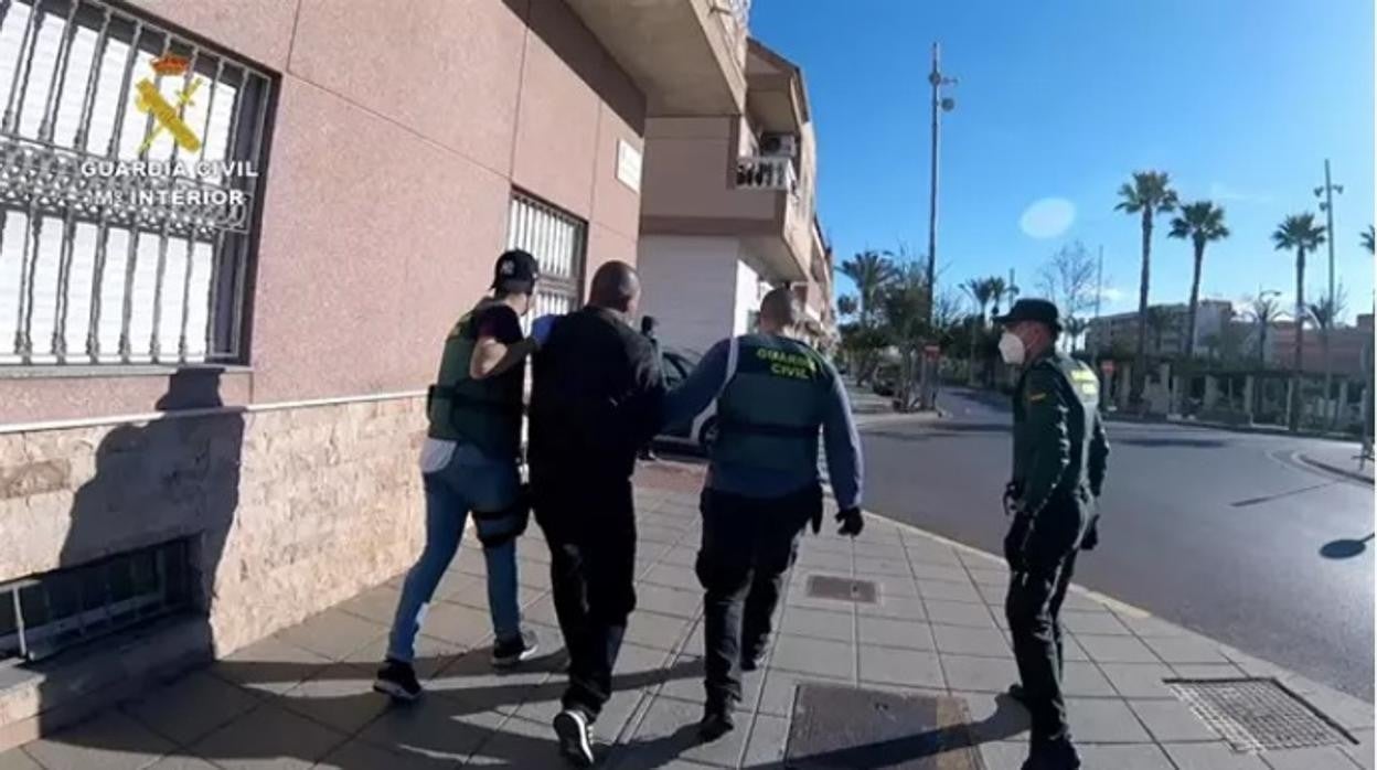 Agentes de la Guardia Civil durante la detención de algunos de los miembros de la trama