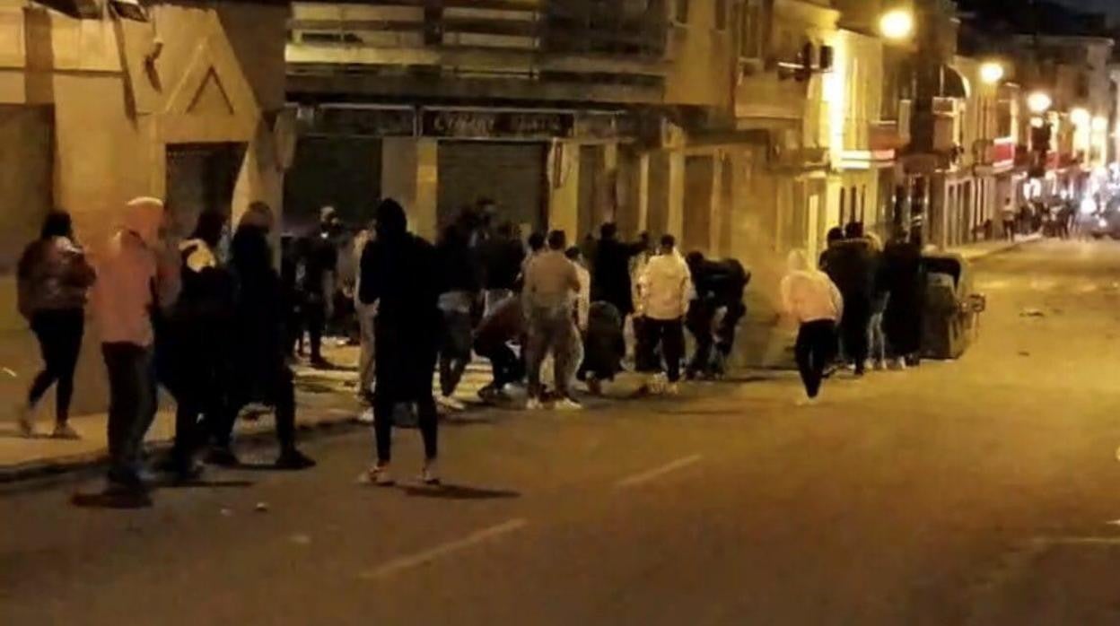 Grupo de radicales durante los disturbios de Linares