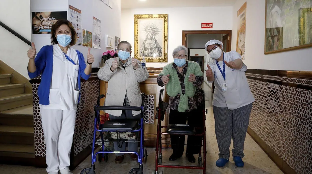 Dos ancianas ya vacunadas en una residencia de ancianos de Córdoba capital