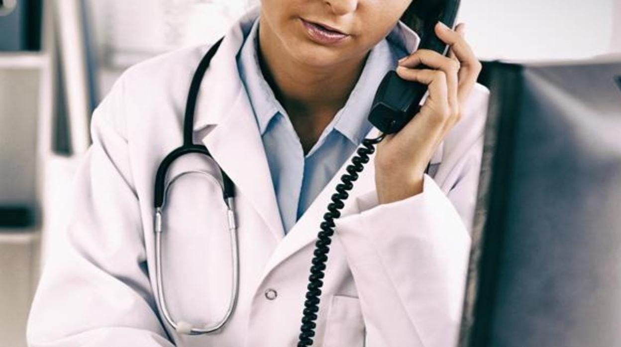 Una doctora realizando una llamada
