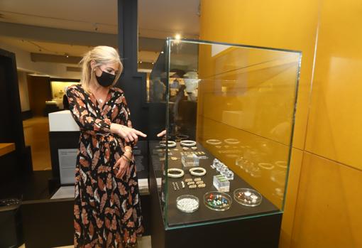 La consejera de Cultura, Patricia del Pozo, muestra las piezas expuestas