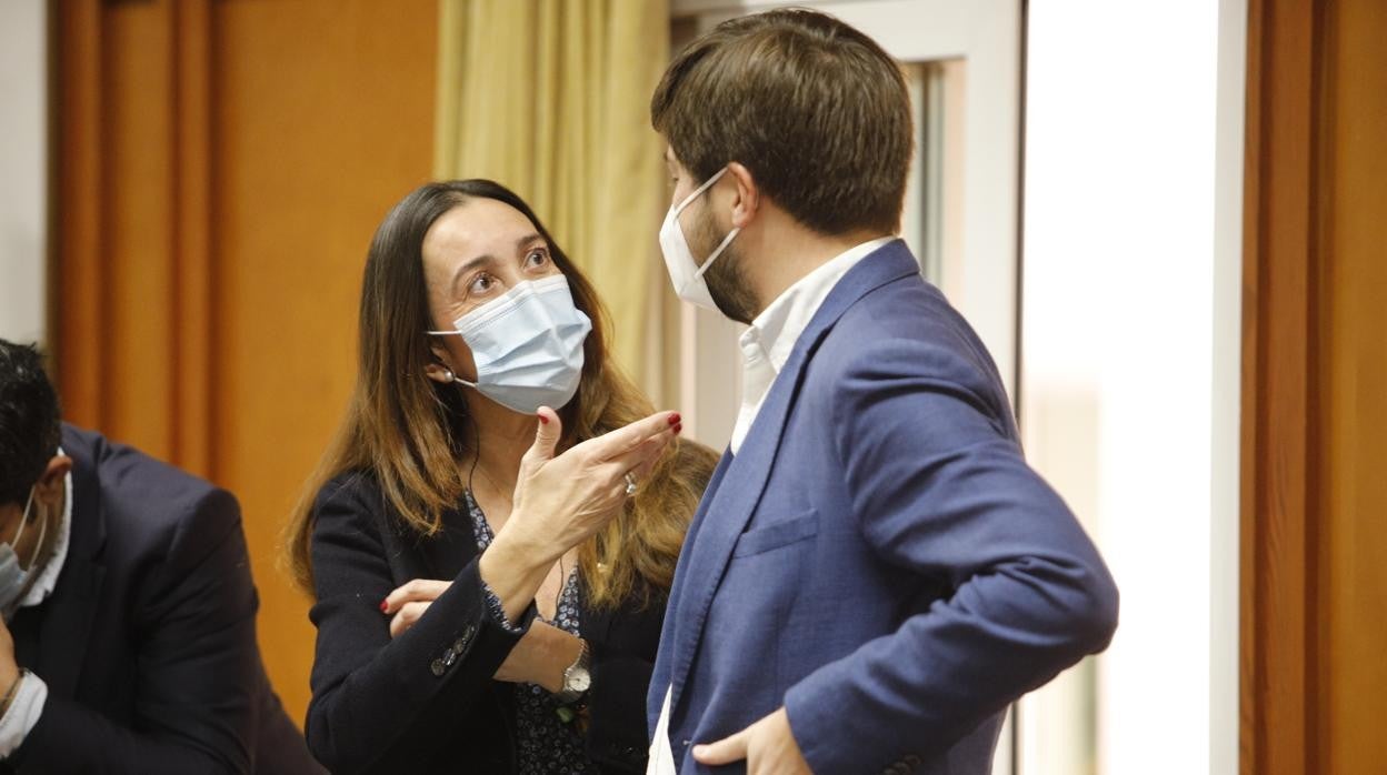 La portavoz de Vox conversa con una persona del equipo del alcalde