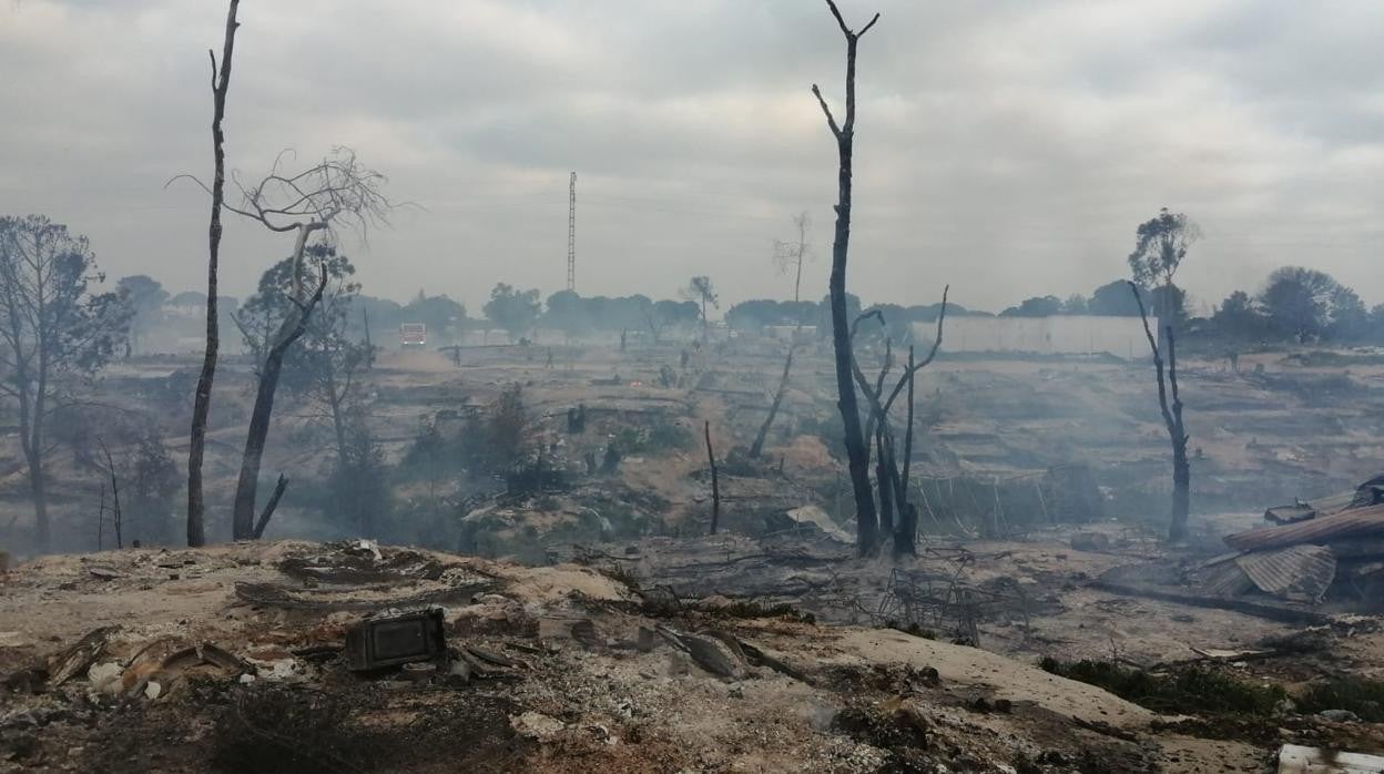 Estado en el que ha quedado el asentamiento chabolista de Huelva tras el incendio