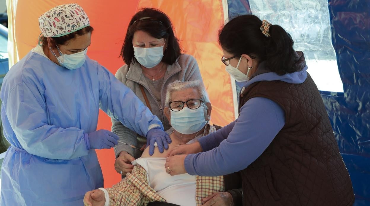Una persona mayor recibe la vacuna del Covid en Lora del Río