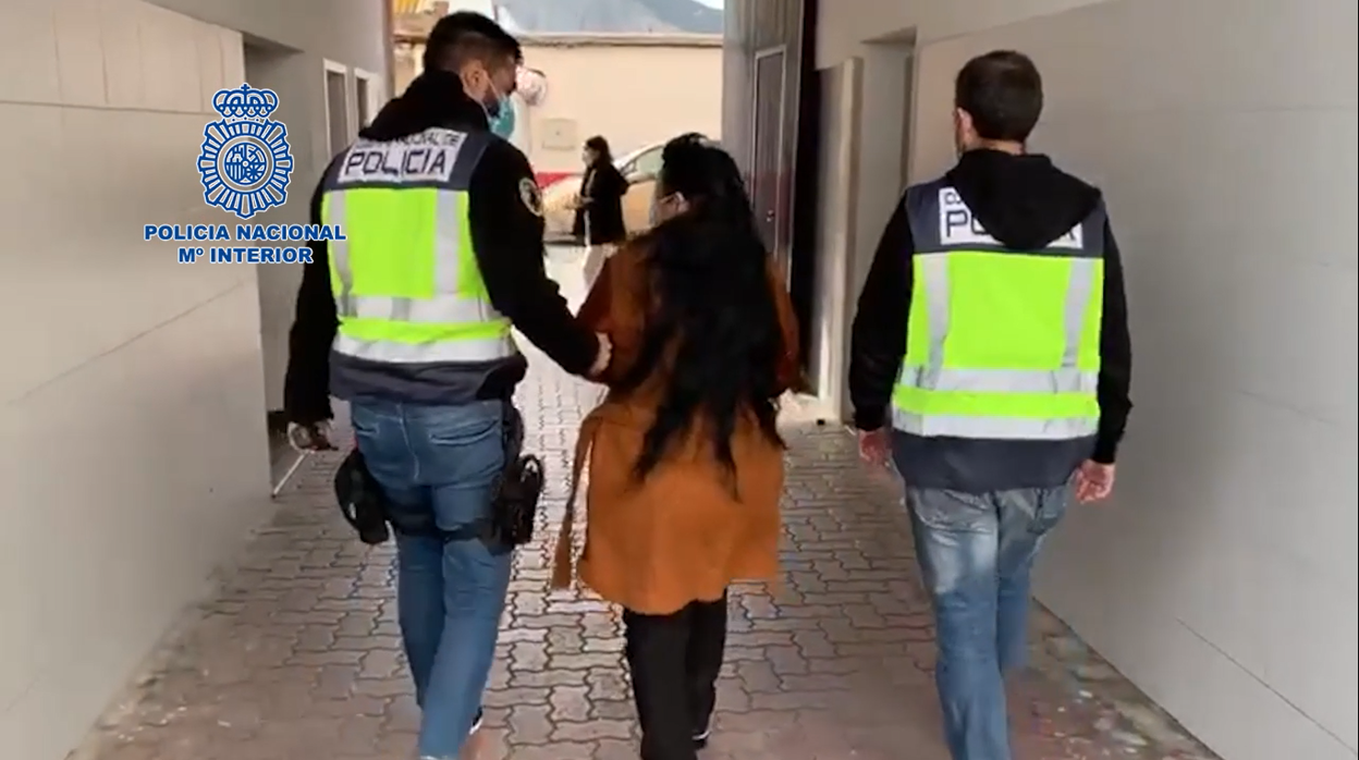 Imágenes del registro y de la detenida por la Policía Nacional