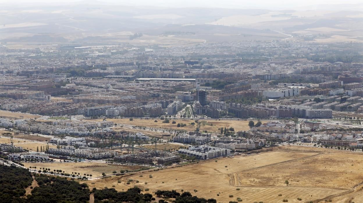 Vista panorámica de Córdoba, con los suelos de expansión residencial en primer término