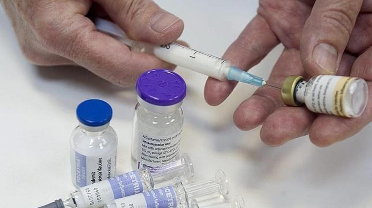Un sanitario prepara vacunas contra el coronavirus