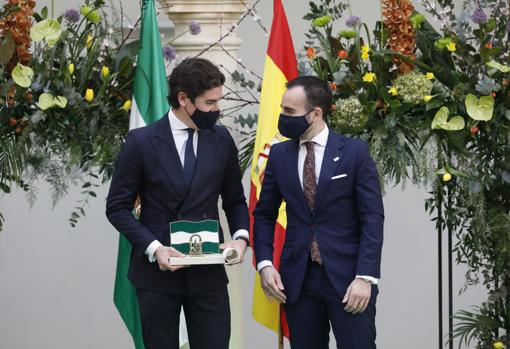 El CEO de Silbon Pablo López recibe la Bandera de Andalucía