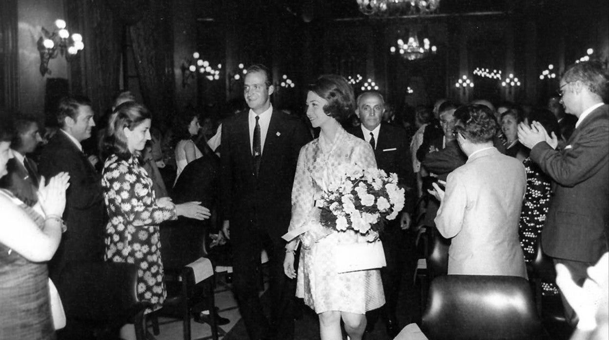 Los Reyes Eméritos, en el Salón Liceo en 1970 cuando eran aún Príncipes de Asturias