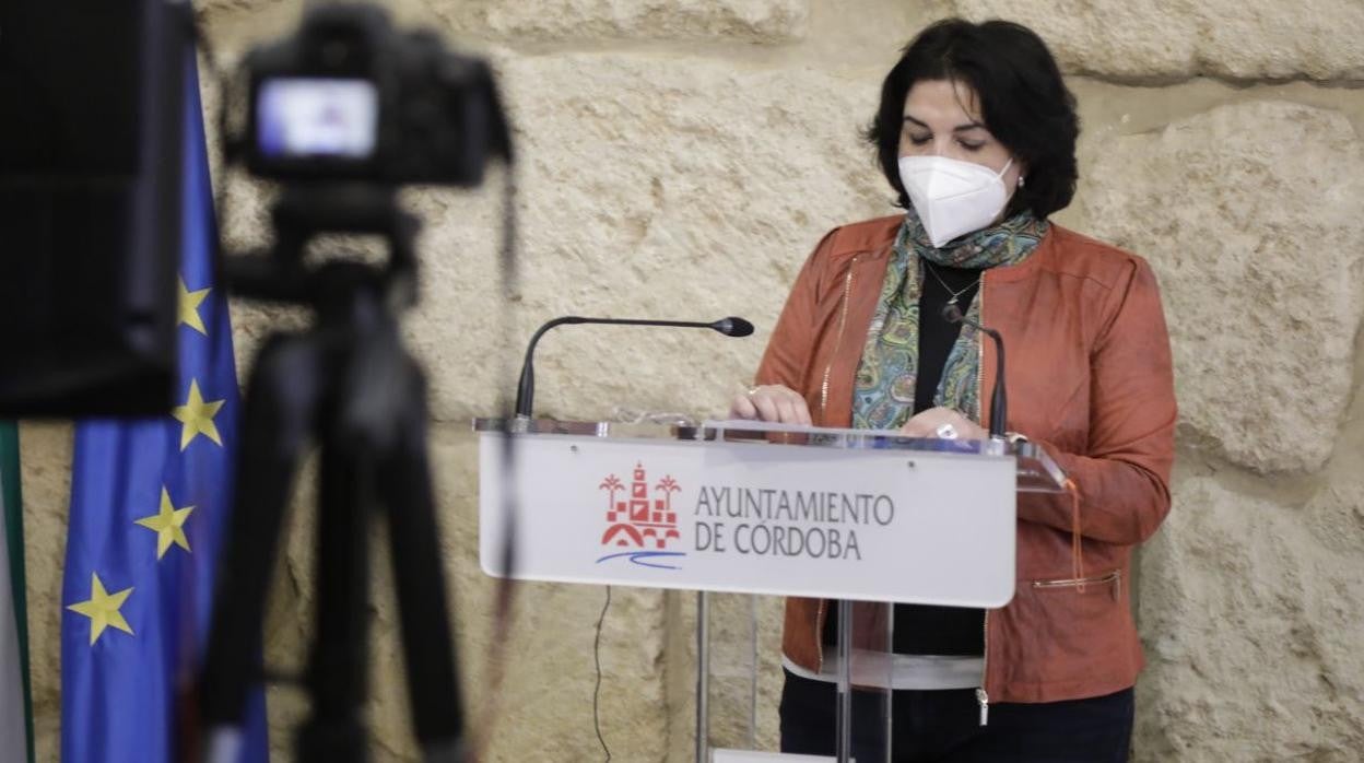 Eva Timoteo, ayer en la rueda de prensa en la que anunció su dimisión como concejal