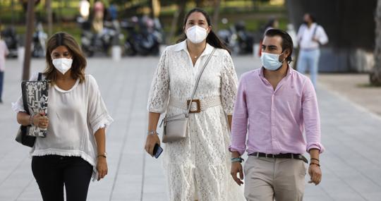 La exgerente del Imdeco (centro), antes de declarar en el juzgado en septiembre