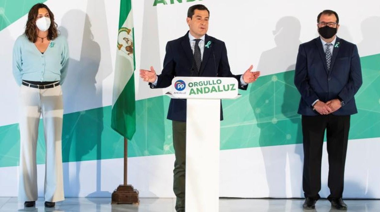 El presidente del PP-A y presidente de la Junta de Andalucía, Juanma Moreno, acompañado por la secretaria general del PP-A, Loles López y el alcalde de Carmona (Sevilla), Juan Ávila