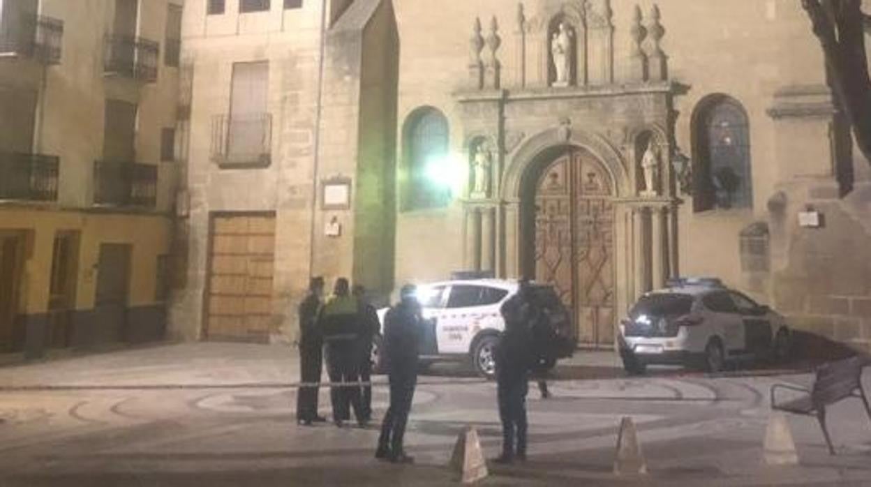 Agentes de la Guardia Civil en la plaza en la que se ha cometido el crimen