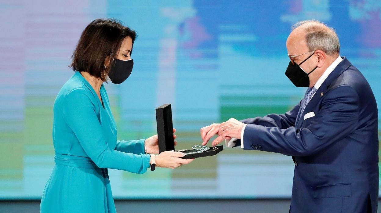 El presidente del Real Círculo de la Amistad de Córdoba recoge la Medalla de Andalucía de manos de la presidenta del Parlamento