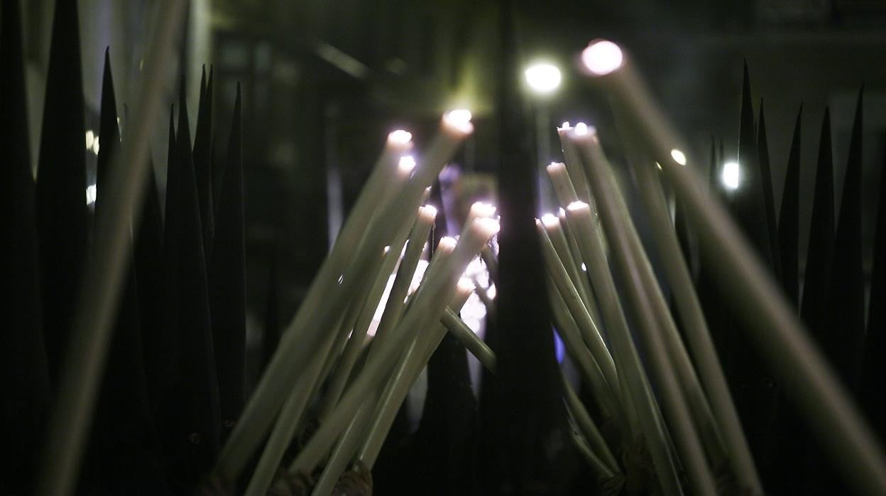 Cirios al cuadril en una fila nazarena