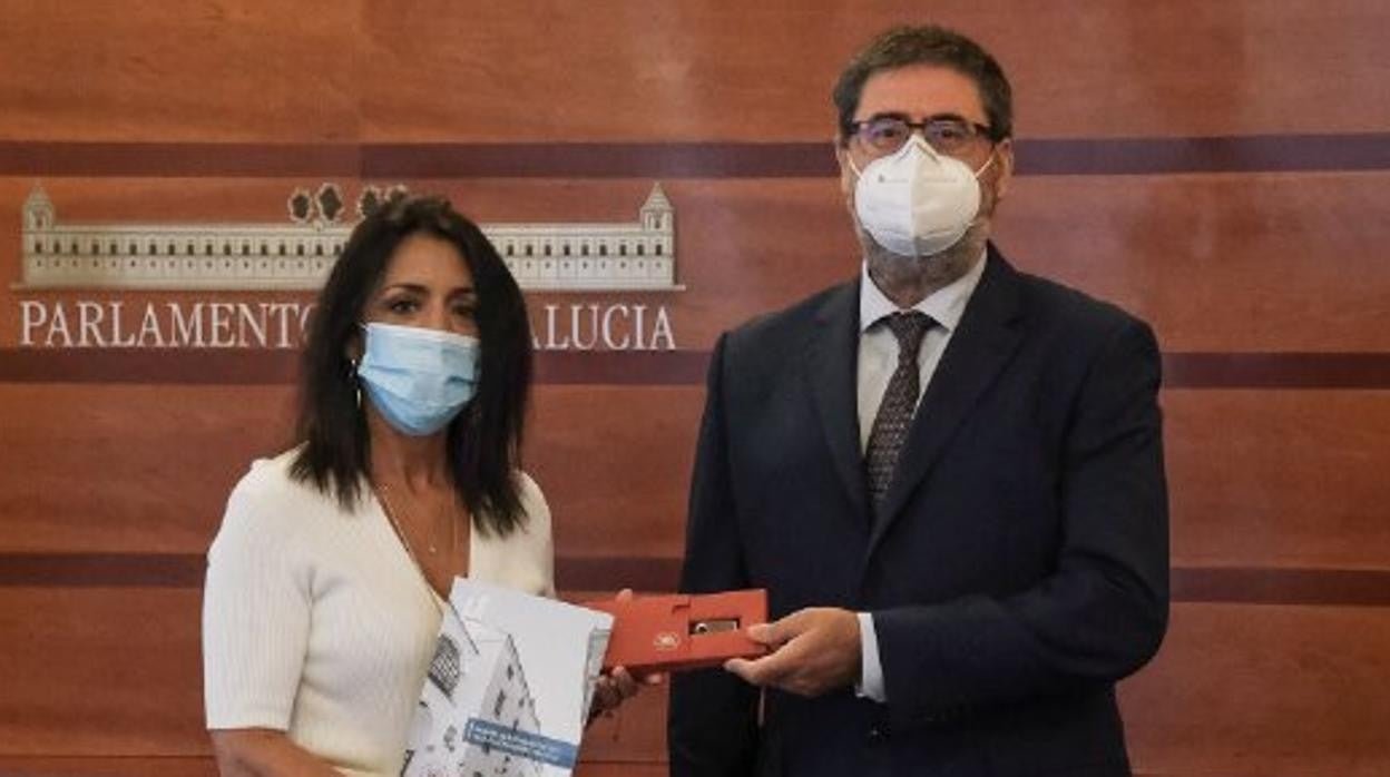 El presidente de la Cámara de Cuentas andaluza, Antonio López, con la presidenta del Parlamento, Marta Bosquet