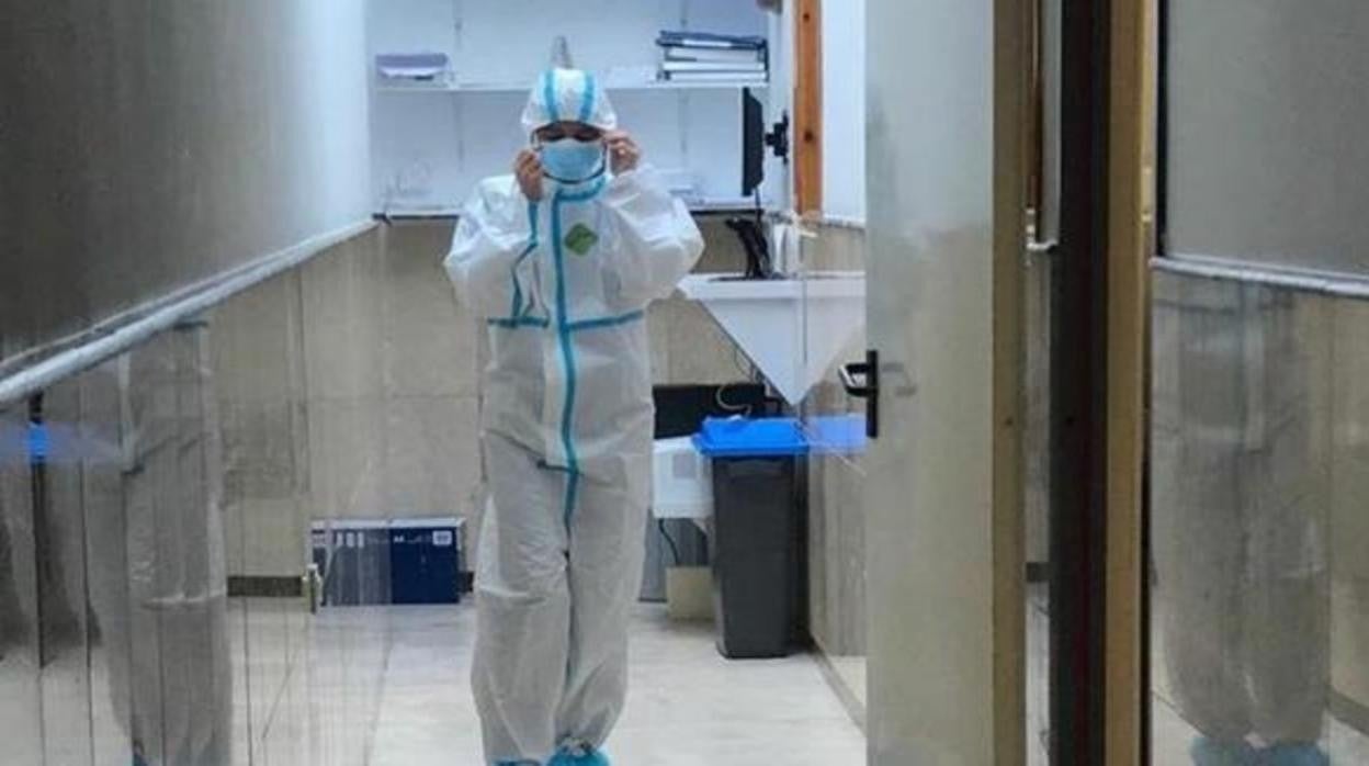 Un sanitario con el traje de protección