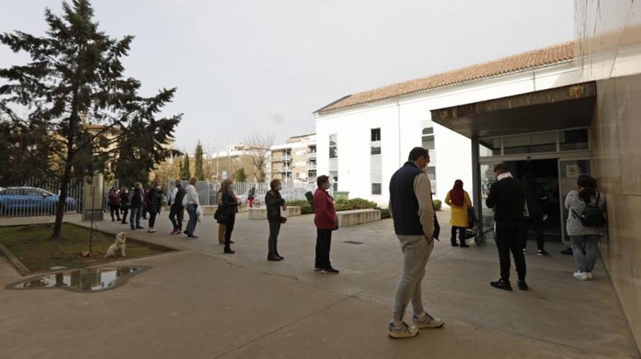 Ciudadanos esperando a que les llegue su turno en el centro de salud de Levante Sur