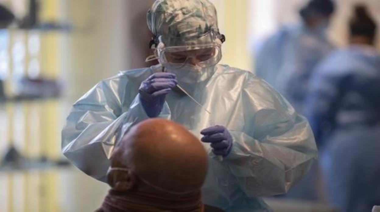 Un paciente se somete a la prueba del coronavirus