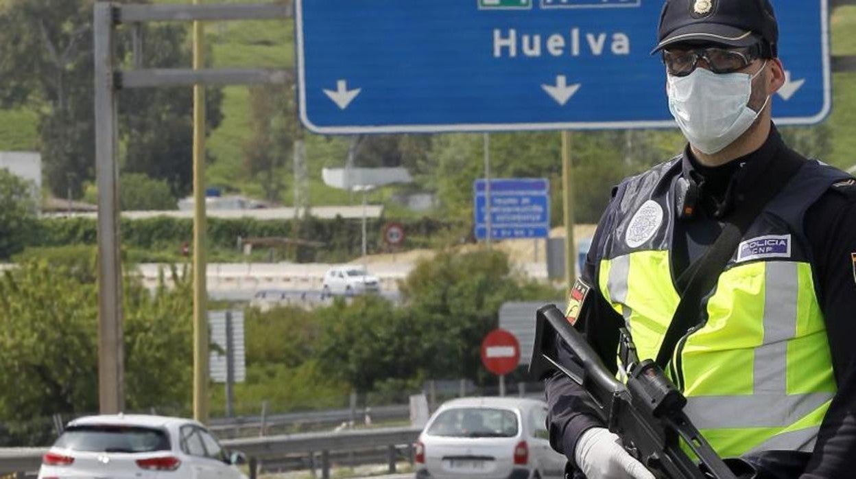 Un policía controlando la circulación en la A-49 a la salida de Sevilla