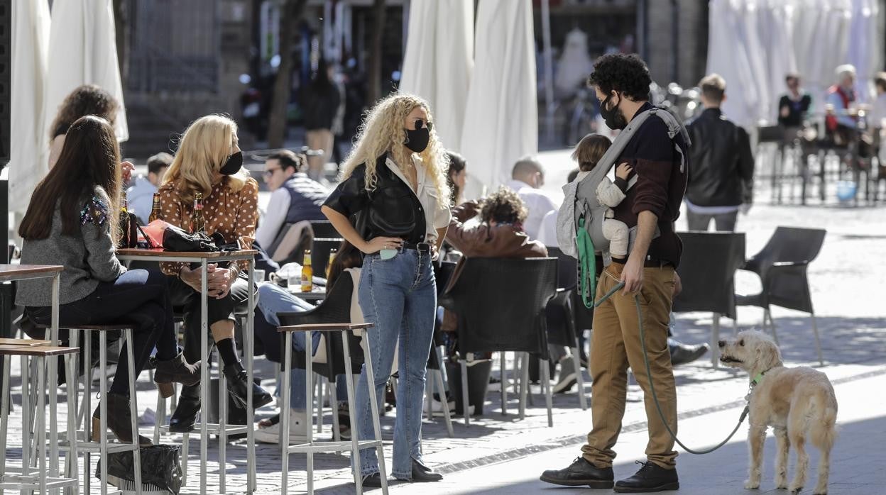 El presidente de la Junta de Andalucía, Juanma Moreno, conversa con Inmaculada Salcedo, coordinadora del comité de expertos