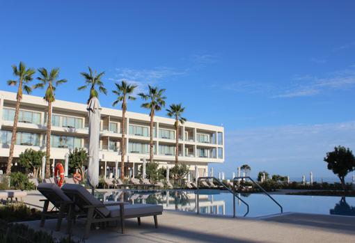 Piscina del hotel Ikos, lista para ser abierta