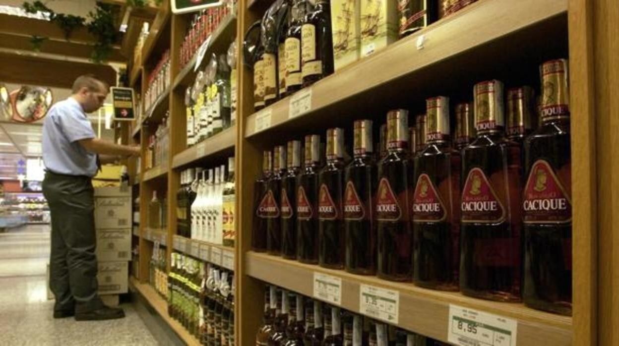Lineales con botellas de alcohol en un supermercado