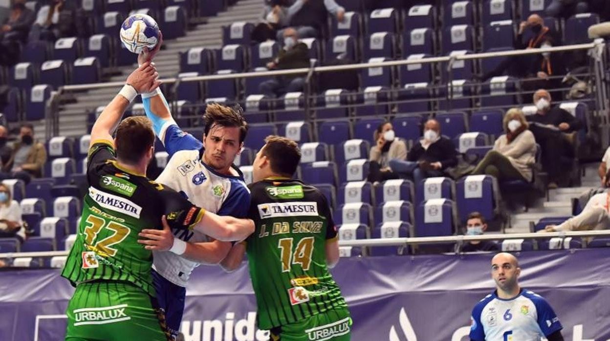 Ataque de un jugador del Granollers ante la defensa pontana