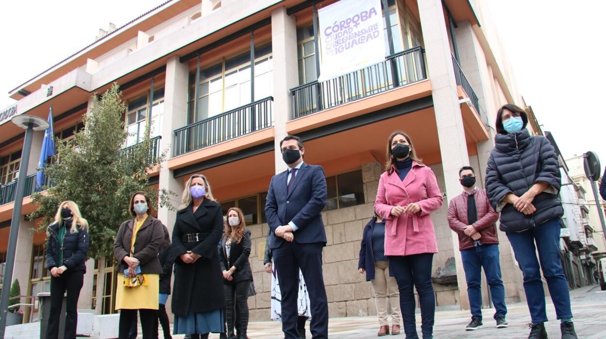 Miembros de la corporación municipal del Ayuntamiento de Córdoba ante la banderola por el Día de la Mujer