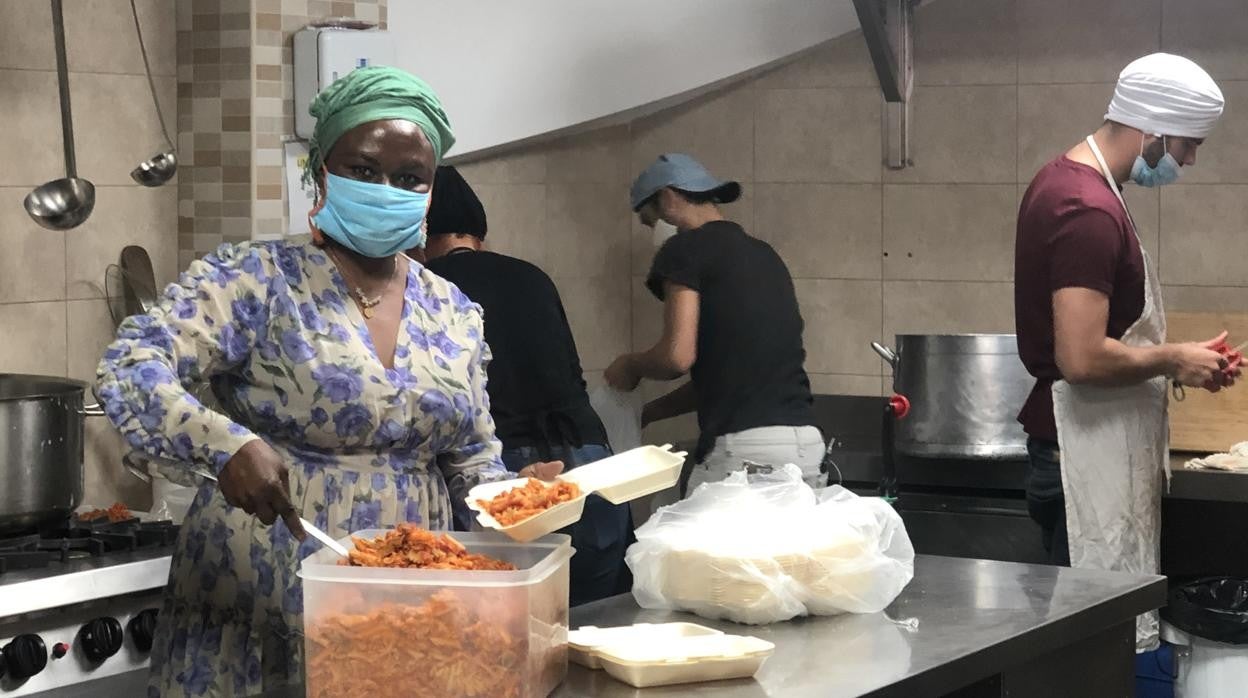 Joyce Gymah prepara menús para los indigentes de Fuengirola en la cocina de Adintre