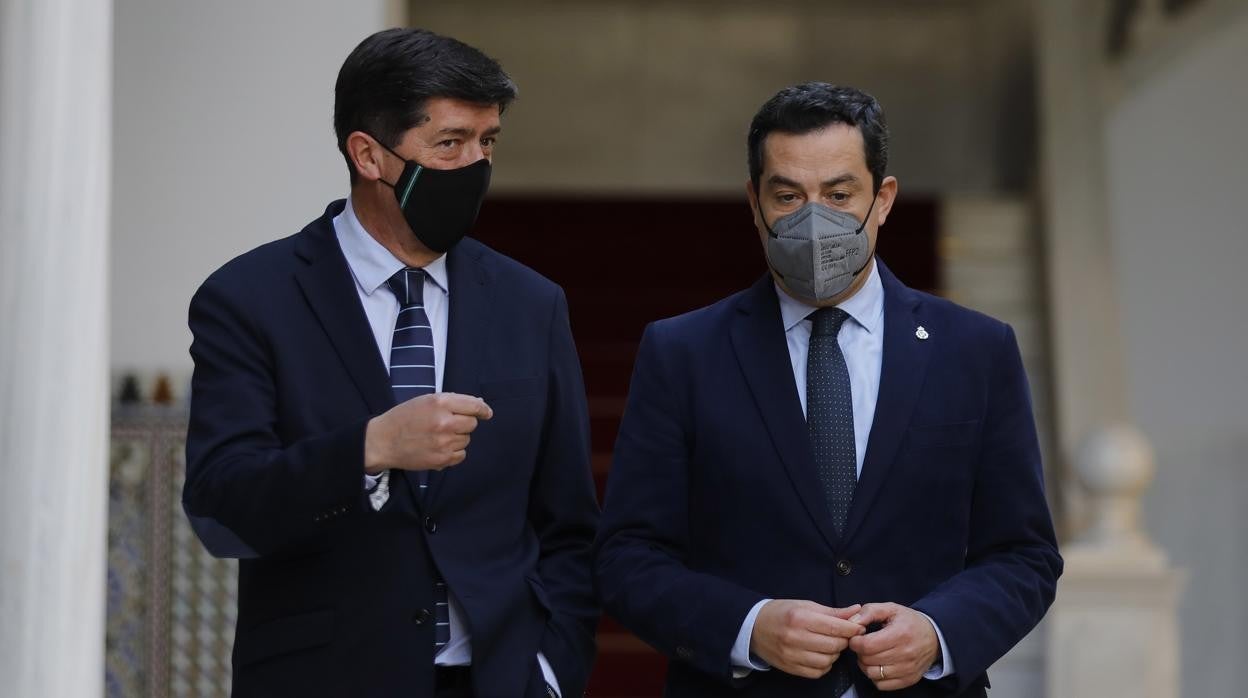 Juan Marín, vicepresidente de la Junta, y Juanma Moreno, el presidente andaluz, ayer en el Parlamento andaluz donde comparecieron ante las cámaras