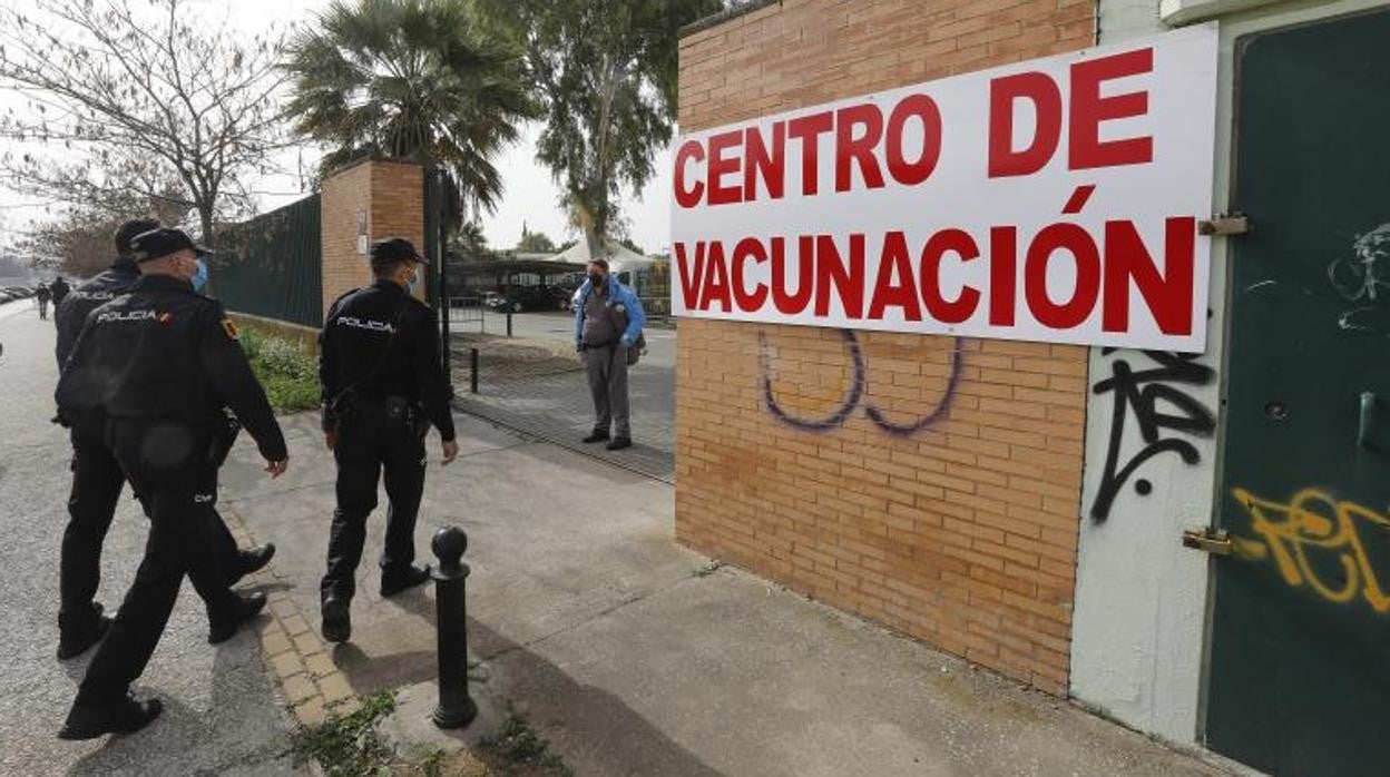 Miembros del Cuerpo Nacional de Policía acuden a vacunarse en Sevilla