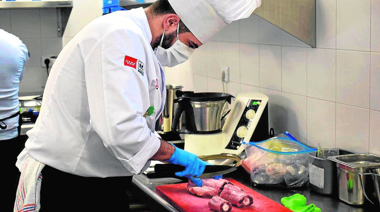 El chef aracelitano Agus Herrera, en su cocina