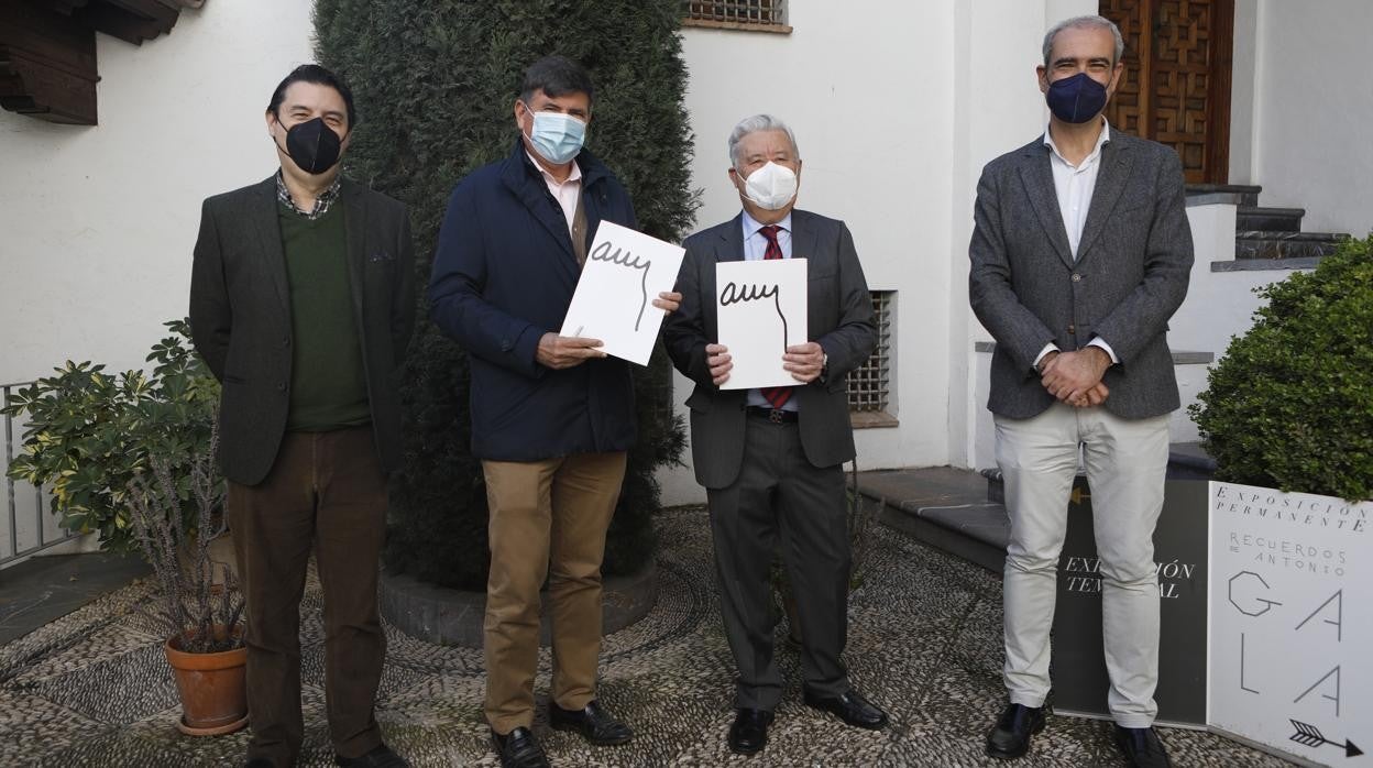 Responsables de la Fundación Antonio Gala y de Almuzara, en la firma del acuerdo