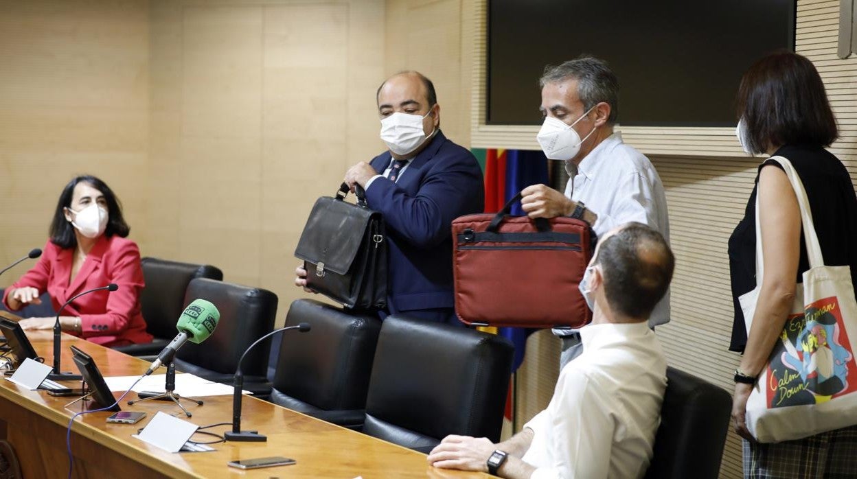 José Luis Garrido, en el centro, actual decano, junto a miembros de su Junta de Gobierno en la sede de Córdobaq