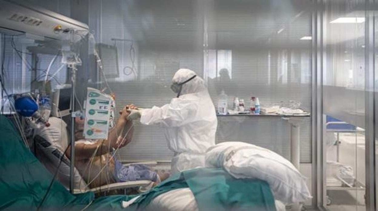 Sanitarios atienden a un paciente