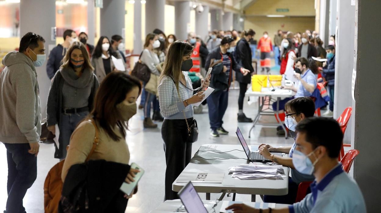 Vacunación de docentes en el pabellón de Vistalegre de Córdoba capital el día 26 de febrero
