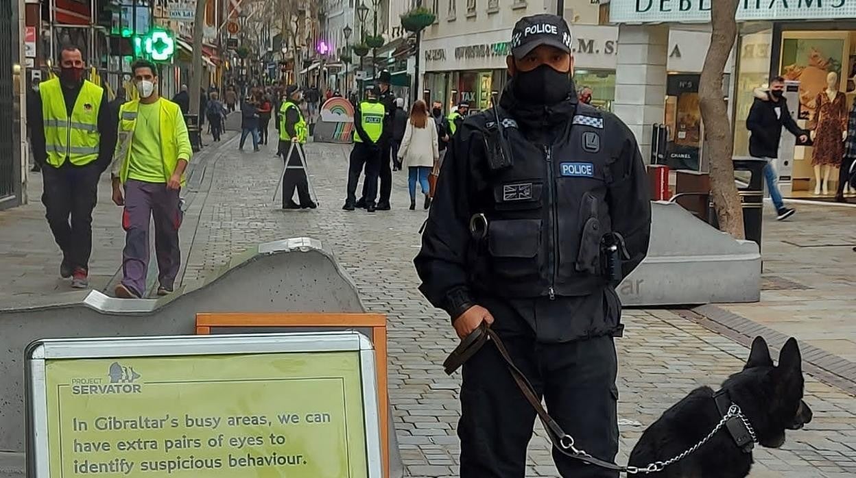 Imagen de archivo de la calle principal de Gibraltar en la que todo el mundo lleva mascarilla