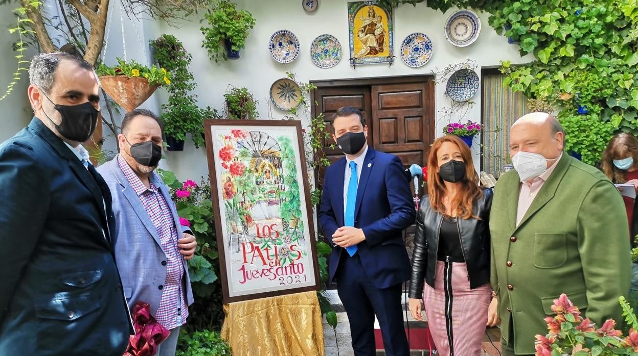 El alcalde de Córdoba junto a la concejala de Promoción de la Ciudad y los responsables de los colectivos de patios