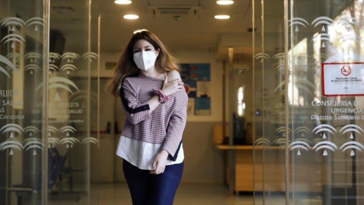 Una mujer sale de un centro de salud de Córdoba tras vacunarse