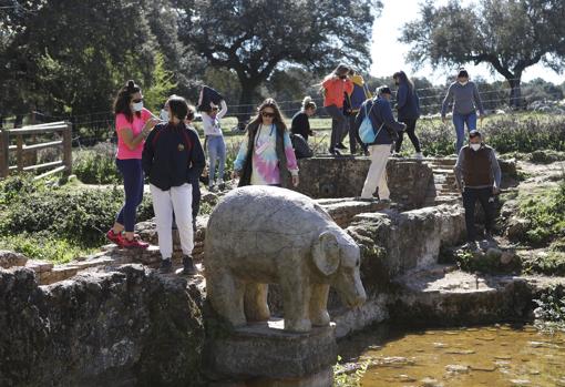 Excursionistas en la fuente del Elefante