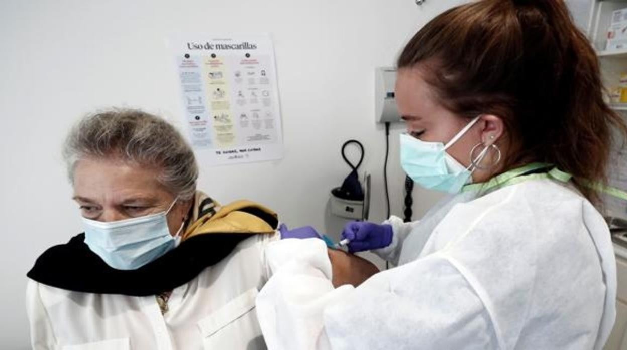 Una señora recibe la vacuna contra el coronavirus