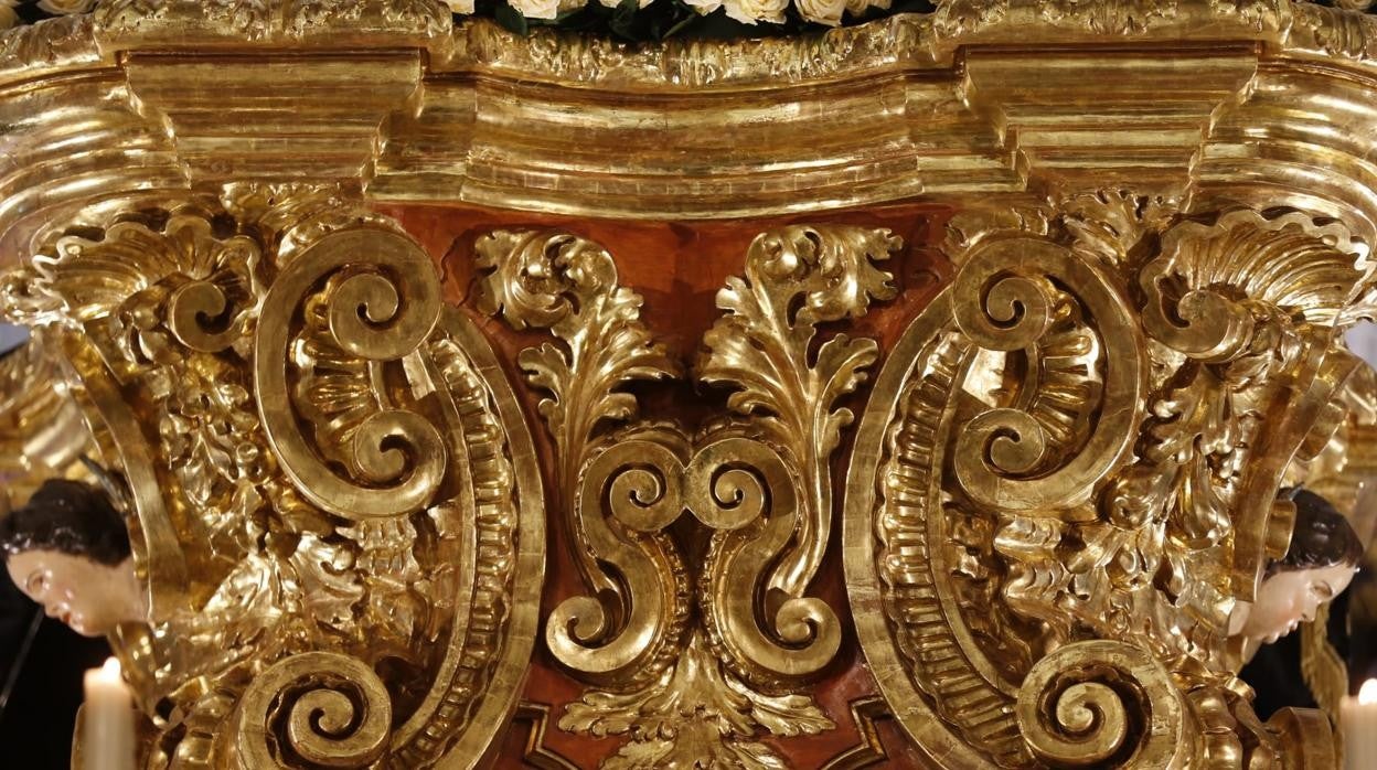 La peana de la Virgen de los Dolores luce ya restaurada con todo su brillo