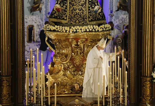 El obispo, en la bendición de la peana restaurada de la Virgen de los Dolores