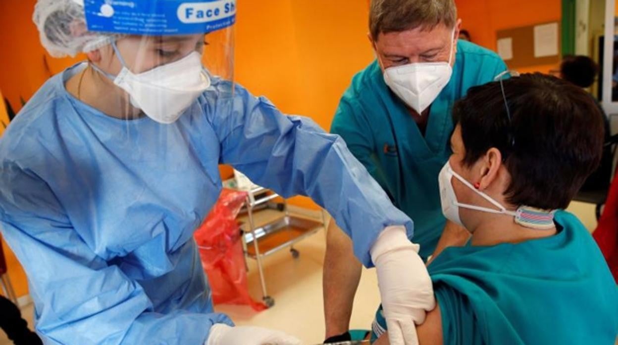 Una mujer recibe la vacuna contra el coronavirus