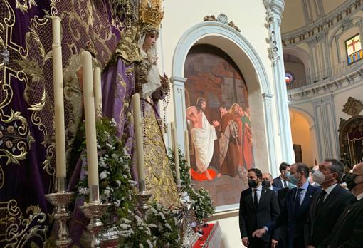 Atencia explica a Espadas durante la visita a las imágenes del Viernes Santo en Málaga